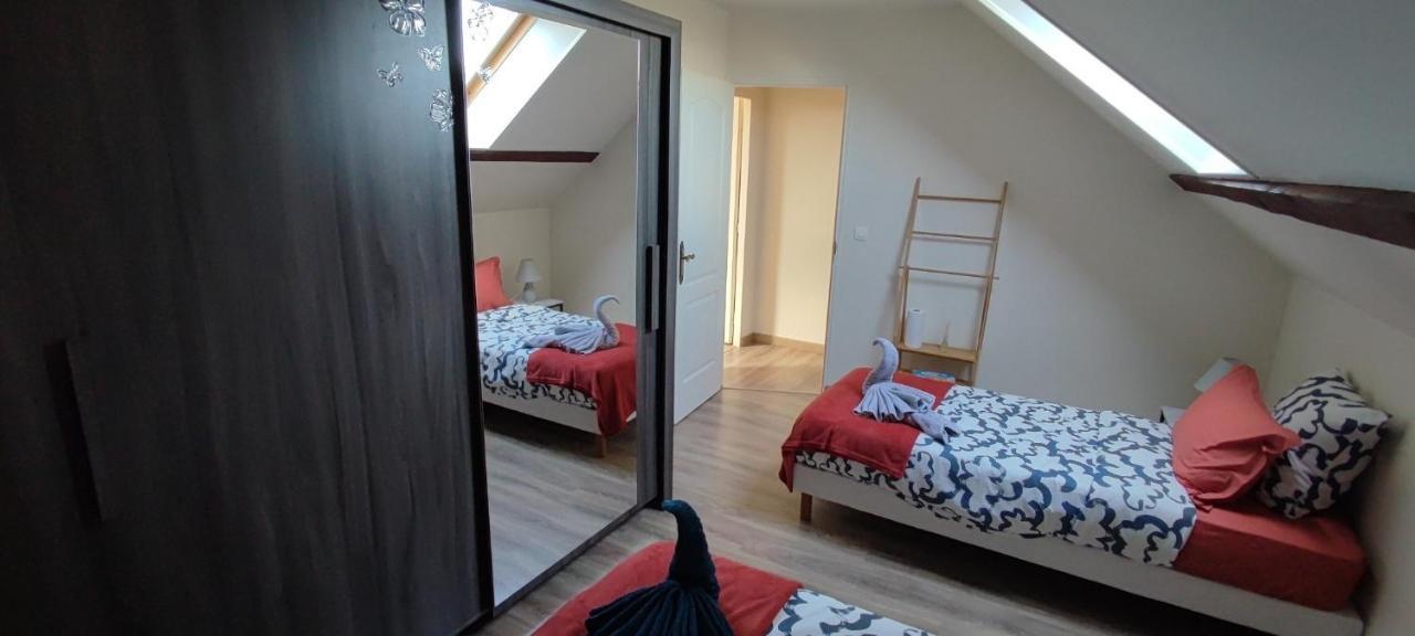 Au Pied Du Chateau 2 Bellegarde-du-Loiret Ruang foto